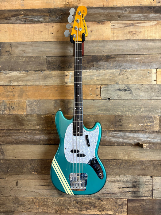 Second Hand Fender Mustang Bass '66 RI MIJ Competition Edition 1997 Ocean Turquoise Greenwith Competition Stripe 1997 Made In Japen