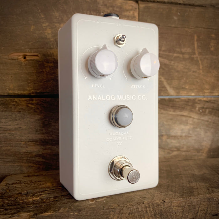 Analog Music Company Magadha Octave Fuzz XX (white on white)