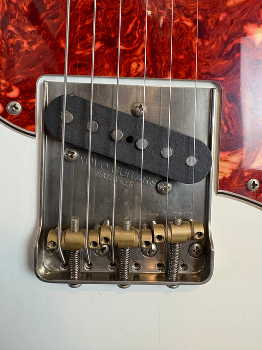 Novo Guitars Serus T - Olympic While Light Distress - Tortoise Guard