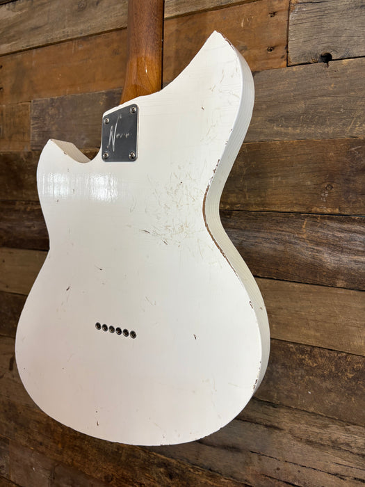 Novo Guitars Serus T - Olympic While Light Distress - Tortoise Guard