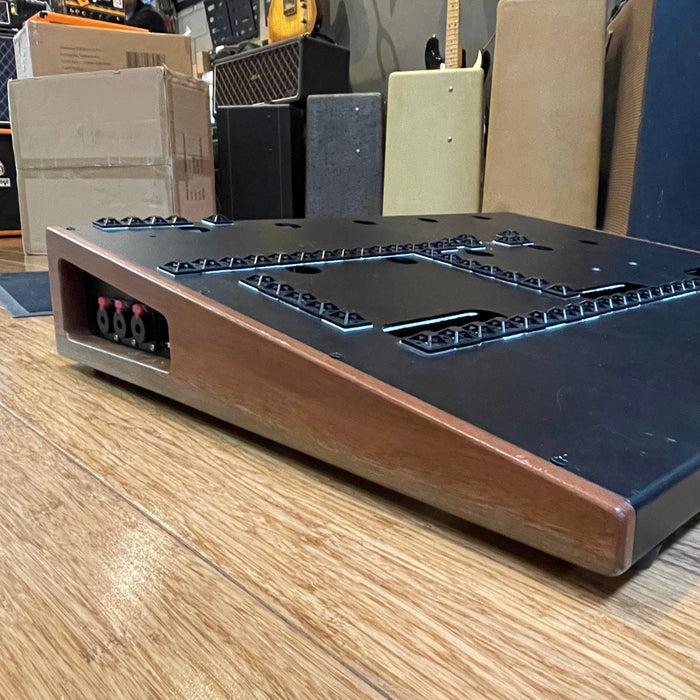 Second Hand Large Gentleman Pedal Board w/ Hardcase & CIOKS power bundle